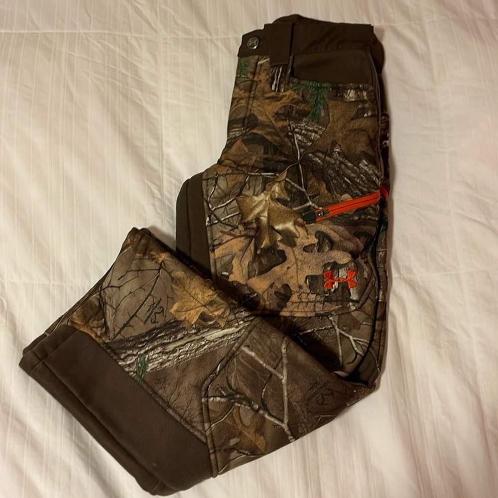 UNDER ARMOUR STORM ,, REALTREE    YTH SZ MED HEAVY DUTY LINED PANTS.